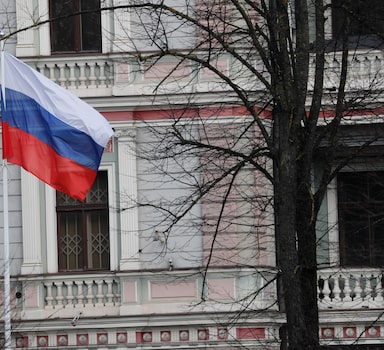 Riga (Latvia), 23/03/2022.- A Russian flag waves outside the building of the Embassy of Russia in Riga, Latvia, 23 March 2022. Latvia has decided to expel three Russian embassy staff from Latvia in connection with the Russian aggression in Ukraine and the fact that the activities of these persons are incompatible with the status of a diplomat. The deportees must leave Latvia by 23:59 on March 23. (Letonia, Rusia, Ucrania) EFE/EPA/TOMS KALNINS
