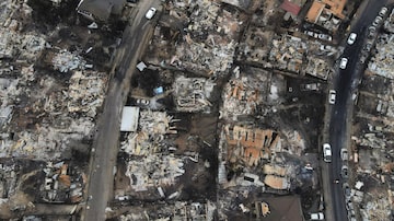 Uma vista aérea mostra restos de casas queimadas após a propagação de incêndios florestais, em Vina del Mar, Chile, 4 de fevereiro de 2024.