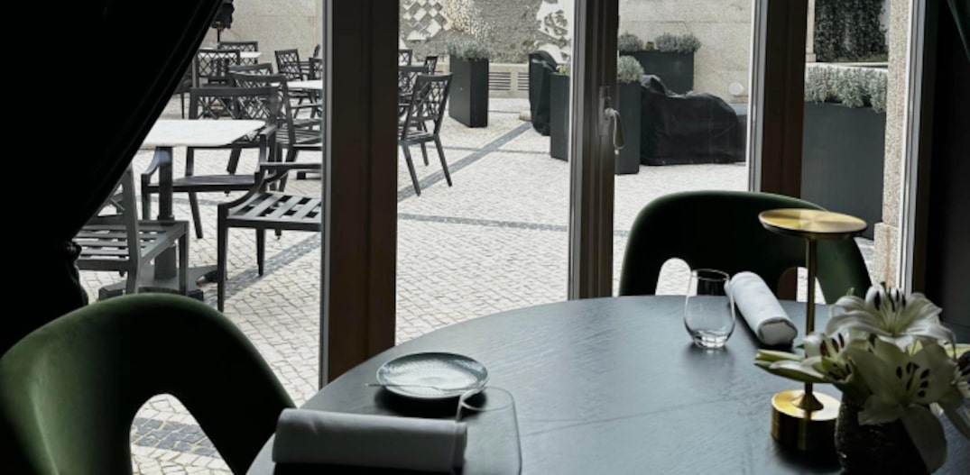 O restaurante Prosa tem vistas para o painel de Vhils, que homenageia Eça de Queiroz. Foto: Gisele Rech