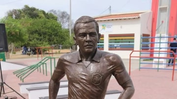 Estátua de Daniel Alves, em Juazeiro, foi inaugurada em 2020. Foto: Divulgação/Prefeitura de Juazeiro