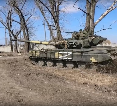 Donetsk (Ukraine), 16/03/2022.- A handout still image taken from handout video made available by the Russian Defence ministry press-service shows militia of self-proclaimed DNR drives on a tank that was abandoned by Ukrainian army during their retreat in Donetsk region, Ukraine, 16 March 2022. On 24 February Russian troops had entered Ukrainian territory in what the Russian president declared a 'special military operation', resulting in fighting and destruction in the country, a huge flow of refugees, and multiple sanctions against Russia. (Rusia, Ucrania) EFE/EPA/RUSSIAN DEFENCE MINISTRY PRESS SERVICE / HANDOUT HANDOUT EDITORIAL USE ONLY/NO SALES
