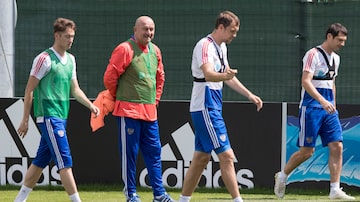 Aleksei Miranchuk, o técnico Stanislav Cherchesov, Artem Dzyuba eAlan Dzagoev durante o treino da seleção russa. Foto: Pavel Golovkin/AP