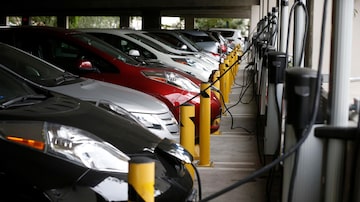FILE PHOTO: Electric cars sit charging in a parking garage at the University of California, Irvine January 26, 2015. REUTERS/Lucy Nicholson/File Photo. Foto: Lucy Nicholson/Reuters
