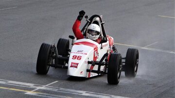 Lucas Veloso em ação na Fórmula Vee com o carro inspirado em Senna. Foto: Arquivo Pessoal