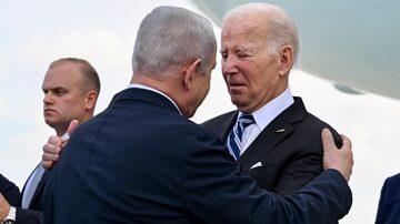 O presidente dos Estados Unidos, Joe Biden, abraça o primeiro-ministro de Israel, Binyamin Netanyahu, em Tel-Aviv, Israel 
