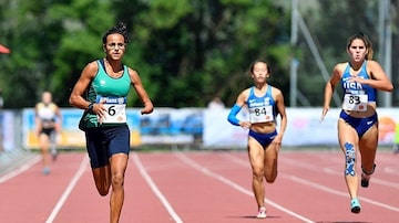 Maria Clara Augusto da Silva, de 15 anos, estreia na competição logo em três provas de atletismo da classe T47 (deficiência nos membro superiores). Foto: Luc Percival/IPC