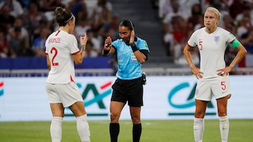 A árbitra brasileira Edina Alves Batista na semifinal entre Inglaterra e Estados Unidos na Copa do Mundo Feminina. Foto: Bernadett Szabo/Reuters