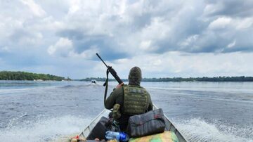 Polícia Militar do Amazonas durante apreensão feita no fim do ano passado; 600 kg de skunk foram encontrados na ocasião. Foto: Divulgação/PMAM