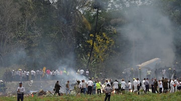 Serviço de emergência chegaao local do acidentenos arredores do Aeroporto Internacional Jose Marti. Foto: Yamil LAGE/AFP