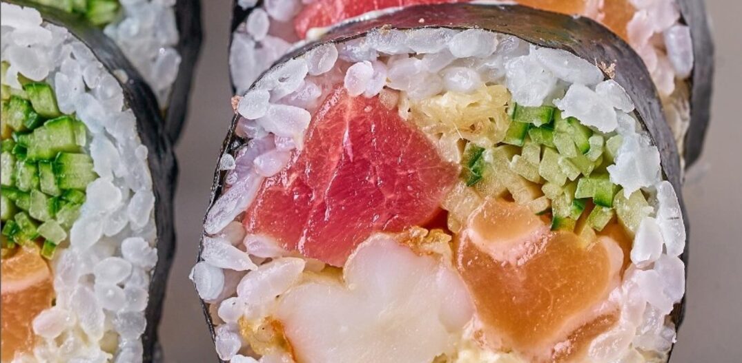 Venice Roll, um futomaki recheado com tempura de camarão, salmão, atum, pepino e gengibre em conserva do Sushimu. Foto: Via Instagram/@sushimu.jp