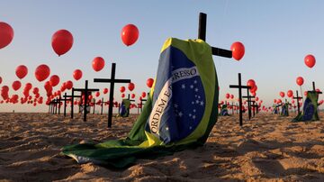 Na Praia de Copacabana, homenagem aos mortos pela covid-19 no Brasil feito pela ONG Rio de Paz. Foto: Ricardo Moraes/Reuters