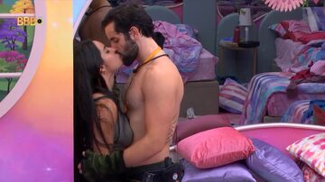 Isabelle e Matteus dão o primeiro beijo no 'BBB 24'. Foto: Reprodução de vídeo / @bbb via X 