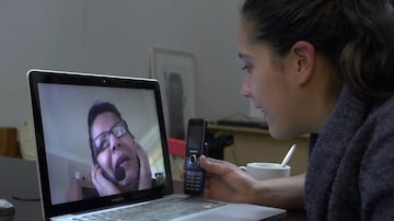 Pelo Skype. A diretora Lissete Orosco confronta sua tia, Adriana Rivas, sobre sua participação na ditadura Pinochet. Foto: JF Filmes