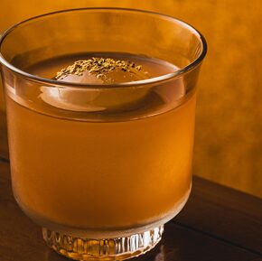 Em um copo baixo de vidro, está o drink old fashioned do chef Daniel Estevan. Foto: Tales Hidequi/Divulgação