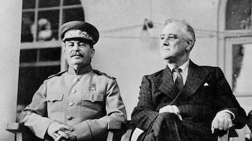 O líder soviético Joseph Stalin, à esquerda, aparece com o presidente Franklin D. Roosevelt na embaixada russa em Teerã em 1943.
