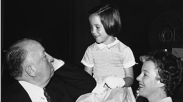Alfred Hitchcock com sua neta Mary O'Connell, de seis anos, e sua filha, a atriz Pat Hitchcock. Foto: AP
