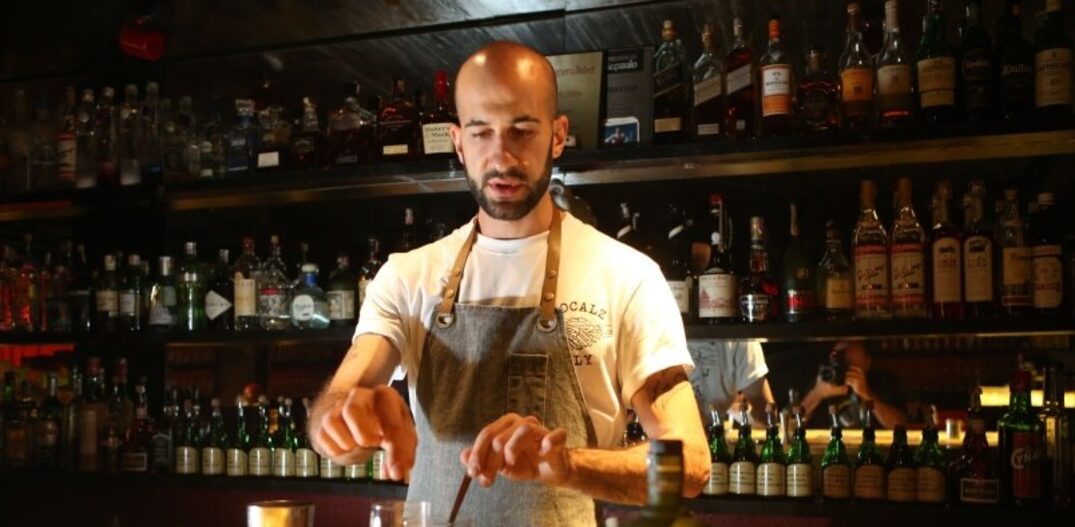 Fábio La Pietra, do SubAstor, prepara o Hot Buttered Rum. Foto: Alex Silva|Estadão
