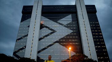 FILE PHOTO: A man walks in front of Banco do Brasil headquarters building  in Brasilia, Brazil October 29, 2019.REUTERS/Adriano Machado//File Photo