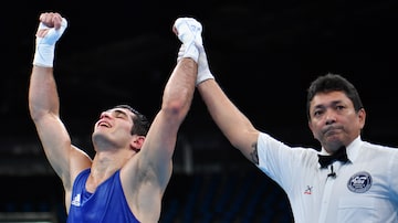 O juiz brasileiro Jones Kennedy foi estrela da luta de boxe entreKamran Shakhsuvarly, do Azerbaikão, e Zhanibek Alimkhanuly, do Cazaquistão. Foto: Yuri CORTEZ/AFP