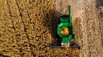 Colheita de milho; produtores brasileiros deverão colher 71,9 milhões de hectares na safra agrícola de 2022. Foto: Rafael Arbex/ Estadão