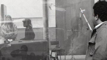 Tim Maia vê Rita Leeem estúdio em 1970. Foto: Luís Fernandes/Estadão