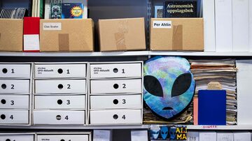 Livros e arquivos são exibidos no ‘Arquivos do Inexplicável’ em Norrkoping, Suécia. Foto: Jonathan Nackstrand/AFP