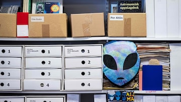 Livros e arquivos são exibidos no ‘Arquivos do Inexplicável’ em Norrkoping, Suécia. Foto: Jonathan Nackstrand/AFP