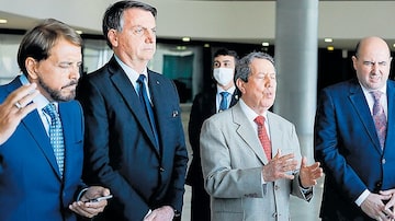 Bolsonaro com RR Soares em 2020; 'País está em crise', diz pastor. Foto: Isac Nóbrega/PR