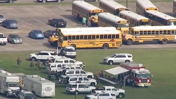 Policiais respondem a chamado em escola de Santa Fé, no Texas, por um ataque a tiros na manhã desta sexta-feira, 18. Foto: KTRK-TV ABC13 via AP