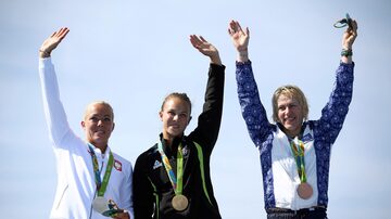 Lisa Carrington (ao centro) comemora ouro olímpico na categoria K1 200m. Foto: Damir Sagolj/Reuters