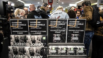 Fãs de Johnny Halliday entram em loja da Champs-Élysées para comprar o álbum póstumo do cantor francês. Foto: Christophe ARCHAMBAULT / AFP 