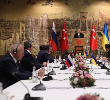 TOPSHOT - This handout photo released by the Turkish presidential press service on March 29, 2022, shows Turkish President Recep Tayyip Erdogan opening Ukrainian-Russian talks in Istanbul. - Turkish President Recep Tayyip Erdogan told Russian and Ukrainian delegations due to resume face-to-face talks on Tuesday that "both parties have legitimate concerns. (Photo by Murat CETIN MUHURDAR / TURKISH PRESIDENTIAL PRESS SERVICE / AFP) / RESTRICTED TO EDITORIAL USE - MANDATORY CREDIT "AFP PHOTO / TURKISH PRESIDENTIAL PRESS SERVICE / MURAT CETIN MUHURDAAR" - NO MARKETING - NO ADVERTISING CAMPAIGNS - DISTRIBUTED AS A SERVICE TO CLIENTS