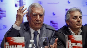 O escritor peruano Mario Vargas Llosa e seu filho Alvaro. Foto: Emilio Naranjo/ EFE