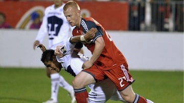 Richard Eckersley (de vermelho) também jogou na MLS antes de encerrar carreira. Foto: Mike Cassese / Reuters