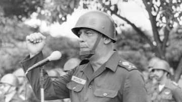 General Newton Cruz discursando em Brasília em março de 1984. Um mês depois, estaria à frente do decreto de estado de emergência do presidente João Figueiredo. Foto: Adão Nascimento/Estadão