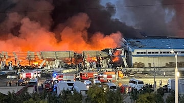 Flame and smoke rise as firefighters work to extinguish a fire at a site of a warehouse in Tashkent, Uzbekistan. An an explosion in the Uzbek capital of Tashkent has killed a teenage boy and injured at least 163 people according to Uzbekistan's Ministry of Health which said a fire broke out after a lightning strike. (Daryo news agency via AP). Foto: Daryo news agency via AP