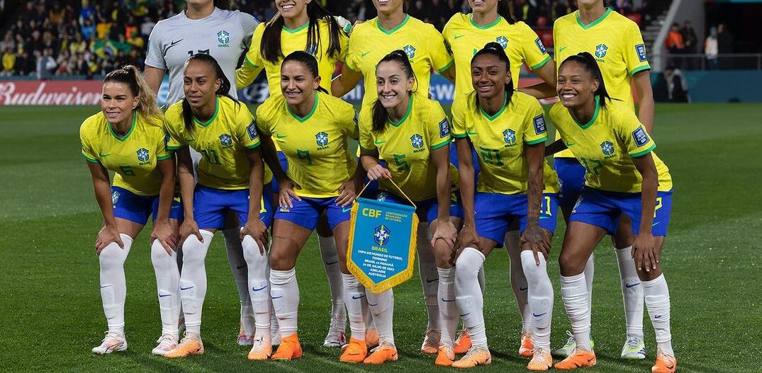 Seleção feminina de futebol, posando lado a lado, dentro de um estádio. Foto: Reprodução | Instagram @selecaofemininadefutebol @cbf_futebol