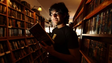Aaron Swartz poses in a Borderland Books in San Francisco on February 4, 2008. Internet activist and programmer Swartz, who helped create an early version of RSS and later played a key role in stopping a controversial online piracy bill in Congress, has died at age 26, an apparent suicide, New York authorities said January 13, 2013.  REUTERS/Noah Berger  (UNITED STATES - Tags: PORTRAIT SCIENCE TECHNOLOGY OBITUARY). Foto: Noah Berger/Reuters 