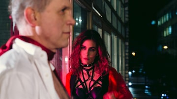 A atriz Ana Carolina Godoy e o ator Rafael Steinhauser interpretam estranhos que entram em jogo erótico na peça 'Vênus Ex Libris'. Foto: Ligia Jardim