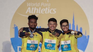 Washington Jr, Petrúcio Ferreira e Yohansson Nascimento comemoram pódio no Campeonato Mundial de Atletismo em Dubai. Foto: Daniel Zappe/Exemplus/CPB