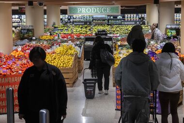 Preço alto das compras de alimentos segue enfurecendo consumidores nos Estados Unidos; fenômeno da "reduflação" é uma das causas