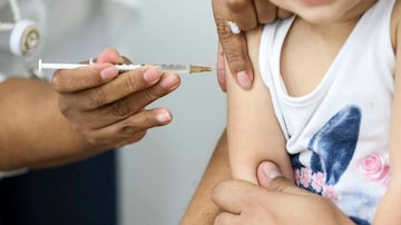 Criança toma vacina. Foto: Marcelo Camargo/Agência Brasil