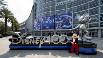 Mickey diante do Centro de Convenções de Anaheim, onde acontece a convenção Disney D23. Foto Disney / EFE. Foto: Image Group LA The Walt Disney C