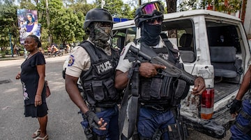 Haitianos estão decepcionados com a incapacidade da Polícia Nacional de enfrentar as gangues, o que pode aumentar desejo de destituição de Ariel Henry. Na foto, polícia patrulhando ruas de PŽtionville.