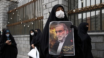 Manifestante segura uma imagem do cientista nuclear iraniano Mohsen Fakhrizadeh durante uma manifestação em frente ao Parlamento em Teerã. Foto: Arash Khamooshi/The New York Times - arquivo
