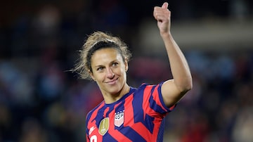 FILE - United States' forward Carli Lloyd salutes fans after a soccer friendly match against South Korea, Tuesday, Oct. 26, 2021, in St. Paul, Minn. JP Dellacamera will be Fox’s lead play-by-play commentator for the third straight Women’s World Cup and two-time FIFA Player of the Year Carli Lloyd will work as a studio analyst, Fox said Thursday, June 8, 2023. (AP Photo/Andy Clayton-King, File). Foto: Andy Clayton-King/AP Photo