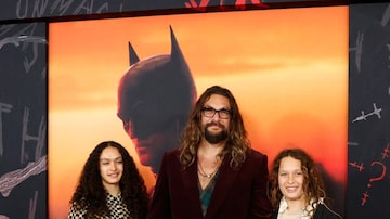 O ator Jason Momoa com os filhos Lola, de 14 anos, e Nakoa, de 13, durante première do filme 'Batman', em Nova York. Foto: EFE/EPA/JASON SZENES
