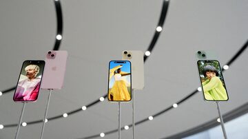 FILE PHOTO: FILE PHOTO: New iPhone 15 and iPhone 15 Plus are displayed during the 'Wonderlust' event at the company's headquarters in Cupertino, California, U.S. September 12, 2023. REUTERS/Loren Elliott/File Photo/File Photo
