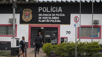 FR12 SAO PAULO - SP - 15/09/2022 - CIDADES - MEGA-SENA - MORTE - Um homem, ganhador da Mega-Sena em 2020, foi encontrado morto às margens da Rodovia dos Bandeirantes (SP-348), em Hortolândia, interior de São Paulo, nesta quarta-feira (14). Segundo o boletim de ocorrência, a vítima tinha sinais de espancamento. Ele chegou a ser socorrido, mas faleceu no hospital.
O assassinato de Jonas Lucas Alves Dias, de 55 anos, está sendo investigado pela Polícia Civil de Hortolândia, como extorsão seguida de morte. Ele foi o ganhador de uma aposta de R$ 47,1 milhões na Mega-Sena há dois anos.A vítima teve aproximadamente R$ 20 mil retirados de sua conta bancária por meio de transferências bancárias e via PIX na última terça (13). Além disso, uma transferência de R$ 3 milhões foi negada pelo banco da vítima. O cartão de débito de Jonas também foi levado pelos suspeitos, que ainda não foram identificados, segundo a Secretaria de Segurança Pública (SSP).Na foto fachada da Delegacia de Polícia de Hortolândia. FOTO: FELIPE RAU/ESTADAO. Foto: Felipe Rau/Estadão