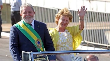 Ao lado da primeira-dama Marisa Letícia, o presidente participou de seu 8º desfile de 7 de Setembro, em Brasília. Foto: André Dusek/AE